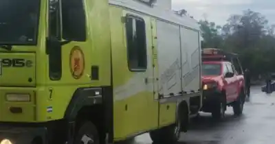 Arde una casa en Palmares: tres dotaciones de Bomberos pelean contra el fuego