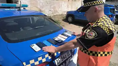 Los frenaron por una licencia vencida y la riñonera que llevaban adentro los delató