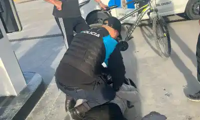 Tres detenidos en un sábado movido en Trelew: arrancó sin casco y terminó preso