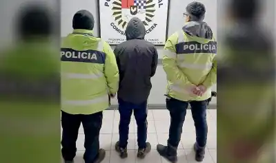 La tomó del cuello para robarle el celular: allanaron Garibaldi al 3200 y se complicó