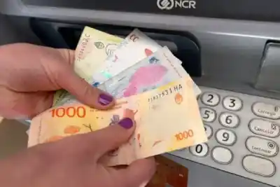 Los estatales santiagueños cobran este viernes: el bono que llega en tres partes y mueve millones