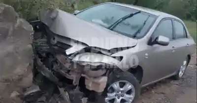 Misterio en la Ruta 45: apareció un auto destrozado y nadie sabe quién lo manejaba