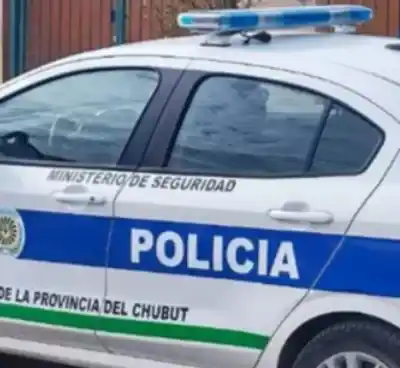 20 personas se enfrentaron en Rawson: la policía encontró algo escondido en un nicho de gas