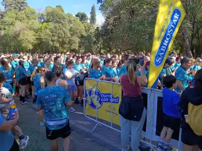 Corrió 10 kilómetros con la foto de su mamá en la espalda: lo que llevaba escrito en la remera