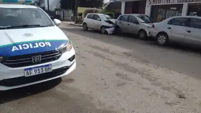 Quiso frenar en el barrio Roca, pero el auto hizo lo contrario y terminó en el hospital