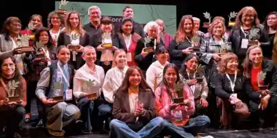 Una productora neuquina subió al escenario con la bandera de Neuquén y se llevó un premio en Mar del Plata