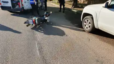 Iban en moto por la calle 6 y el perro apareció de golpe: terminaron en el hospital
