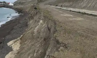 El mar se comió un carril del camino ARA San Juan y los vecinos ya no saben por dónde pasar