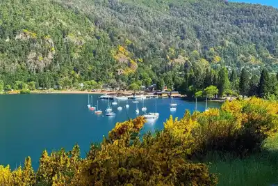 San Martín de los Andes: el plan que combina nieve en las cumbres y flores a orillas del Lácar