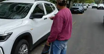 Pullaro firmó la ley contra los cuidacoches: quiénes podrían terminar hasta 80 días presos