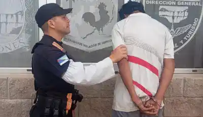 Lo vieron forcejeando con los cables en plena avenida de Posadas: lo que llevaba encima lo complicó