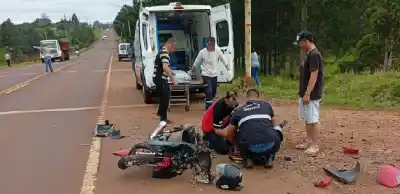 Ruta 14: un motociclista terminó en el hospital tras chocar con un auto frente al Club de Cazadores