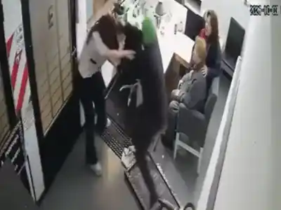 La golpearon en pleno centro de La Plata: la empleada relató el momento que más temió