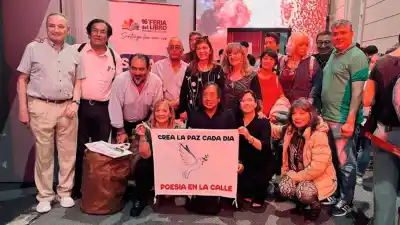 La Feria del Libro vivió una noche distinta: la poesía se adueñó de la Sala María Adela Agudo