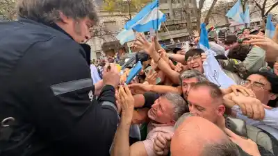 Milei pierde imagen, el riesgo país sube y sin embargo los bonos no caen: la razón que sorprende a Wall Street