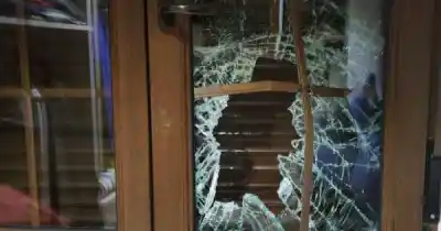 Rompió el ventanal de una panadería en San Rafael y se llevó todo lo que había en la caja