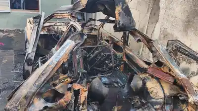 Un Fiat 147 se prendió fuego en el patio de una casa de Villa María: qué encontraron los bomberos