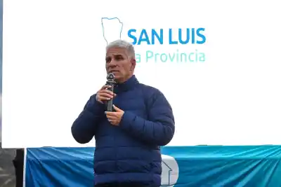 Poggi entregó las llaves en La Calera y anticipó lo que viene para seis familias más