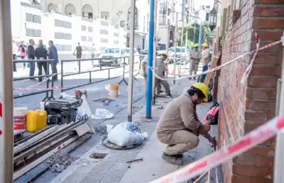 Edificio en el centro presenta graves grietas y autoridades ordenan cierre total de cuadra