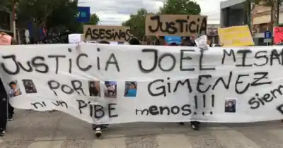 La familia de Joel Giménez marchó en Alvear: el reclamo que crece y la versión que encendió la bronca