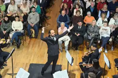 La Sinfónica de Entre Ríos llenó La Vieja Usina con un invitado que no es solo músico