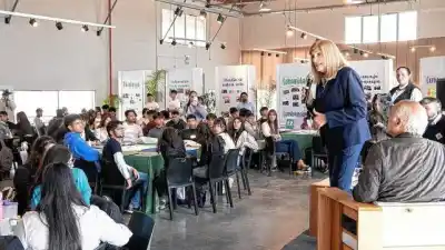 Paraná: 300 estudiantes presentaron sus proyectos y Romero les respondió con una promesa