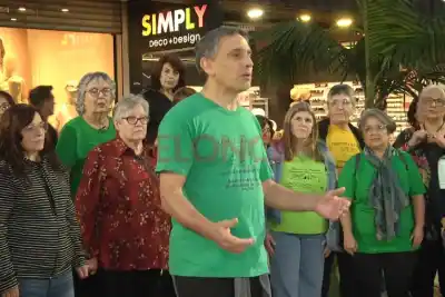 El Coro de la Ciudad sorprendió a todos en plena peatonal de Paraná