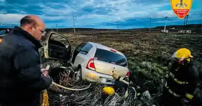 Se salió de la ruta en plena rotonda de Cañadón Seco: lo que hicieron los bomberos con el auto