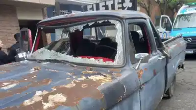 Apuntado con un arma y atacado a piedrazos: el infierno que vivió un fletero que llevaba hinchas de Newell's