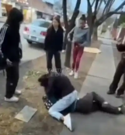 La esperaban a la salida del colegio en Salta: una chica de 13 años terminó en el piso y la familia fue directo a la Justicia