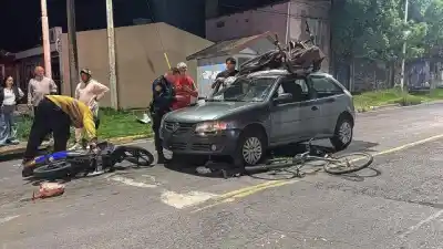 Chocaron en una esquina de Paraná y terminaron contra un auto detenido en el semáforo