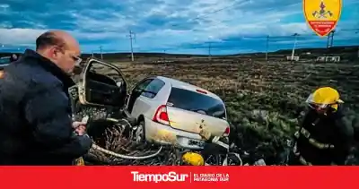 Un Renault Clio se fue de la ruta en Cañadón Seco: cómo lo sacaron los bomberos