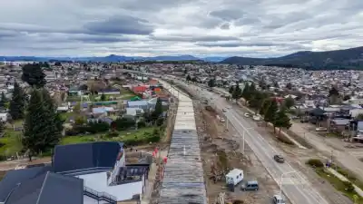 Bariloche: la lluvia frena las máquinas, pero Cortés promete 60 cuadras de pavimento para el verano