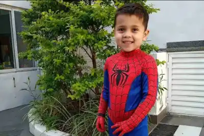 Stéfano cumple 5 años y su familia le prepara un festejo con su héroe favorito mientras espera un trasplante