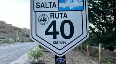 Manejaba solo por una ruta sinuosa: la camioneta terminó volcada y hay una víctima