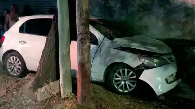 Manejaba por Maipú, se descompensó y el auto terminó contra la pared de una casa