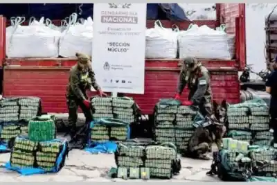 Un camión que iba de Salta a Buenos Aires quedó detenido en Quimilí: lo que llevaba escondido paró todo