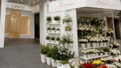 Un local de jeans desembarcó en la peatonal y su dueña tomó una decisión que nadie esperaba con el puesto de flores de enfrente