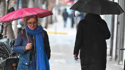 Alerta amarilla por lluvia y viento en Neuquén y Río Negro: el día de la despedida de Messi se juega con paraguas