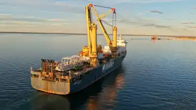 Dos estructuras de 272 toneladas llegaron a San Antonio Este para sacar el crudo de Vaca Muerta al mundo