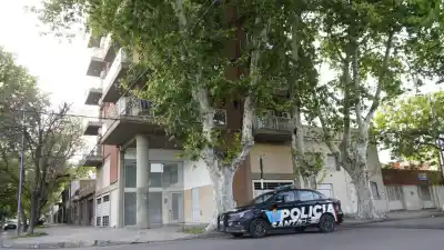 Un gendarme de 45 años apareció sin vida en su departamento de Echesortu: qué encontraron junto a él