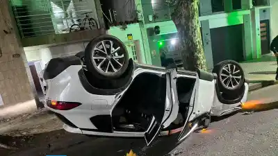 Iba sola en su Corolla por 9 de Julio y terminó volcada tras chocar contra un auto estacionado