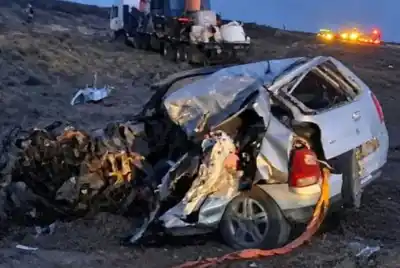 Volvían de un torneo de fútbol infantil en Chubut: el auto quedó de frente contra un camión
