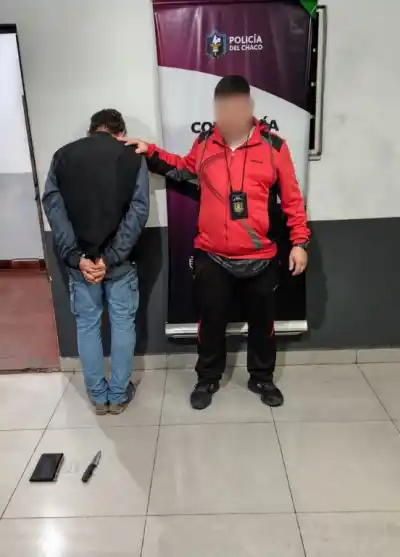 Lo buscaban por una moto, se escondió detrás de un árbol y la policía encontró algo más