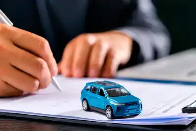 Le cayeron tres tipos de traje a reclamarle una deuda por una camioneta: lo que hicieron al ver los papeles