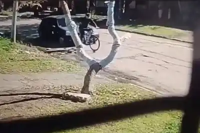 Discutieron tras la salida y uno lo esperó en la calle: el video que complica al amigo