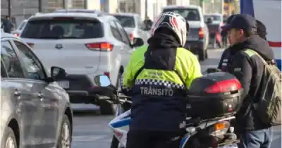 Un colectivo de SAETA atropelló a un ciclista en pleno puente de barrio Vélez Sarsfield