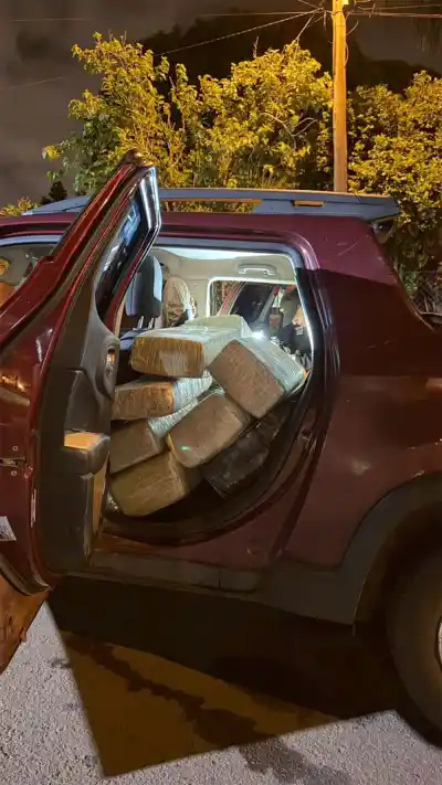 Cargaron 750 kilos de marihuana en una camioneta y los atraparon en Oberá: uno escapó
