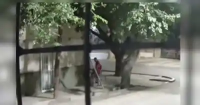 Vecinos denuncian escenas explícitas en una esquina clave: la respuesta policial que generó debate