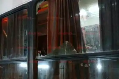 Un ladrillazo cruzó el colectivo de la Línea 17 en La Banda y el ruido heló la sangre del chofer